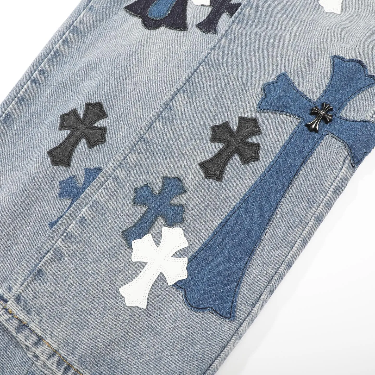 P310 Ch rare co-branded top item Chrome hearts new Chrome heart patchwork patchwork cross stitching micro-flare jeans Top-notch configuration, details are invincible! ! Cleanfit has become very popular in the past two years, and Kroxin’s consistent style is particularly high-end! ! Imported Japanese woven fabric ready-made clothes, genuine leather Crocodile leather labels and waist cloth leather tags are sewn on. The overall process is very cumbersome. The buttons on the trousers fly, rivets, back pockets, and metal decorative plates are all custom-made from molds. After they are finished, they are distressed to create a very effective effect. It has a vintage taste, and has been used by all kinds of big-name European and American celebrities. Kenijima’s cleanfit style has become popular all over the world. Top-grade hardware, pay attention to my detailed photos, the buttons are all detachable, and they are made of 925 engraved silver! ! Match as you like, suitable for both men and women ✔️✔️ Color: Blue Size: S M L XL